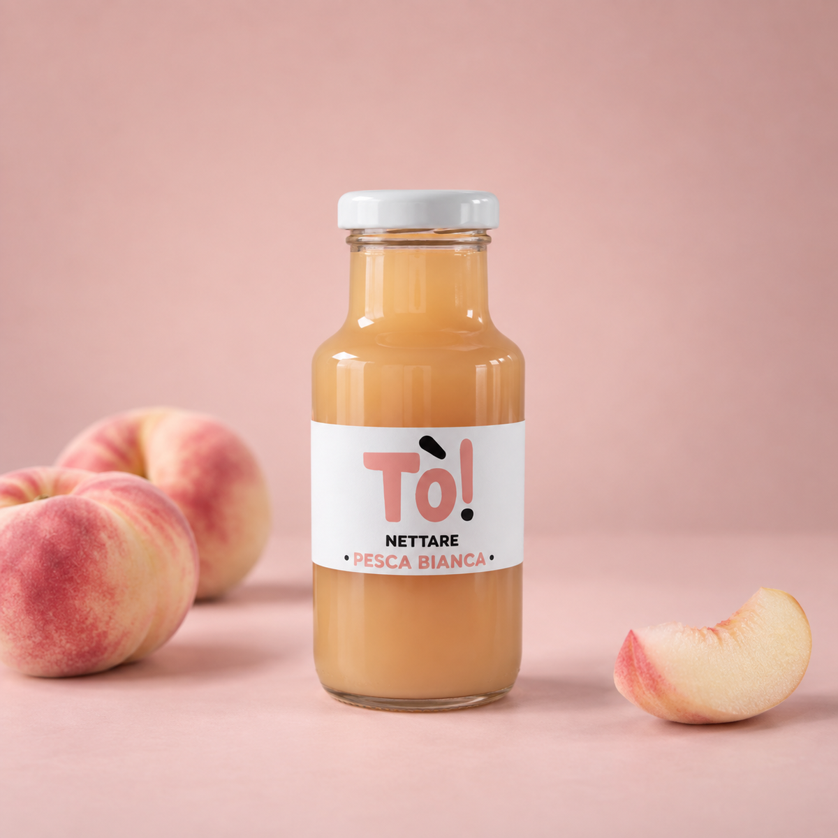 Nettare di Pesca Bianca Tò! bottiglia con pesche fresche